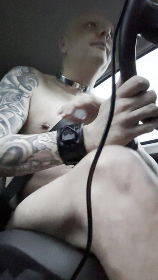 Slave 1976: Gay otrok se svléká do naha a do bahna