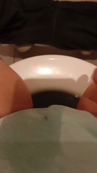 Mijn natte geile kinky poesje door mijn slipje wrijven, terwijl mijn kamergenoot het eten klaarmaakt