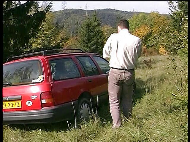 Lucky Cooch: 丰满的金发女郎的阴户在户外被舔和猛烈抨击