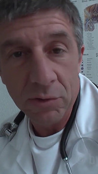 Brunette amateur bij de dokter