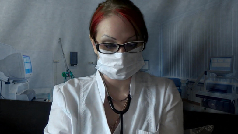 Goddess Misha Goldy: Dokter etend in medisch masker en handschoenen