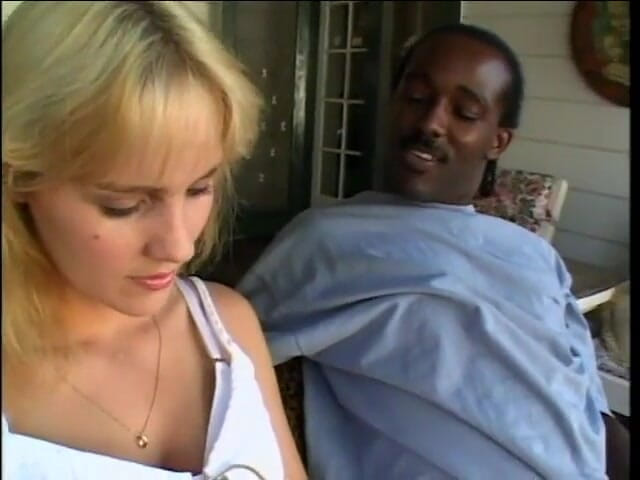 First Black Sexperience: Rebecca Starr, jolie blonde coquine, aime se faire laisser tomber...