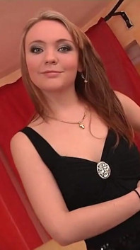 Lésbicas loiras sensuais beijando buceta, fodendo buceta a três ... porra na boca