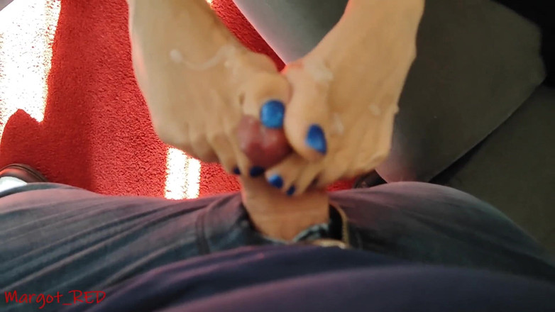 Margot Red: Footjob sama kontol besar, crot di kakiku. Kaki manisku penuh...