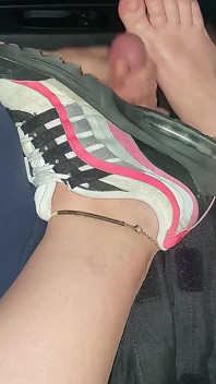 Footjob đẹp trong footfetish xe hơi