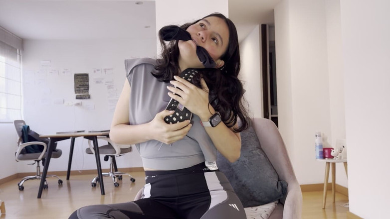 scarlettandc: Une femme s’échauffe après la salle de sport en touchant...