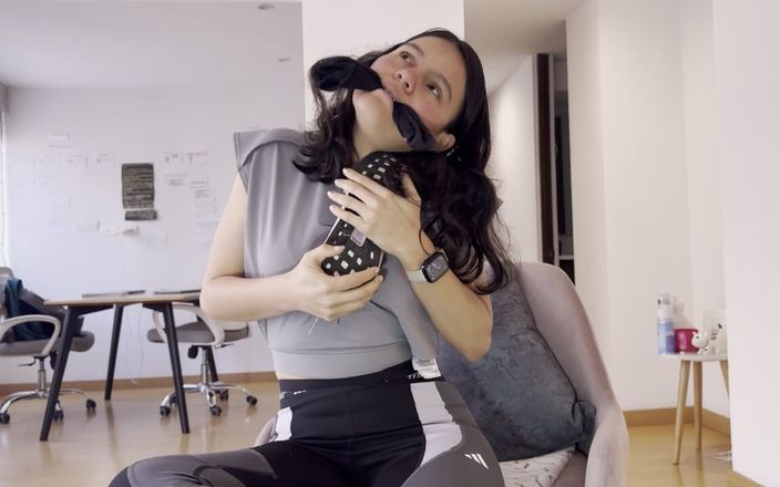 scarlettandc: 체육관에서 땀에 젖은 발을 만져 워밍업하는 여자
