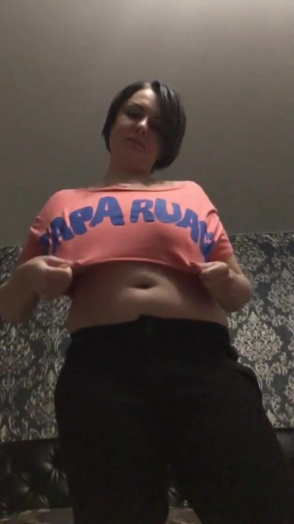 Sexy Milf: Sâni care sar de pe tricou cu încetinitorul!
