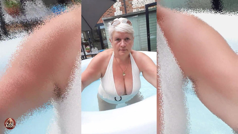 Uk Joolz: Zkoušení mých nových plavek