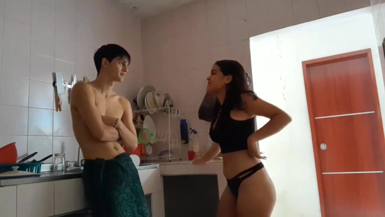 ValentinaHot10: Adik tiri semok latinaku lagi pamer lingerie selagi aku ngentot...