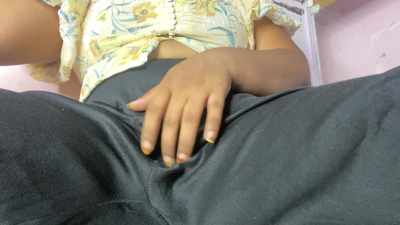 Angoori: Збуджена дівчина стогне, жорстко пестячи пизду