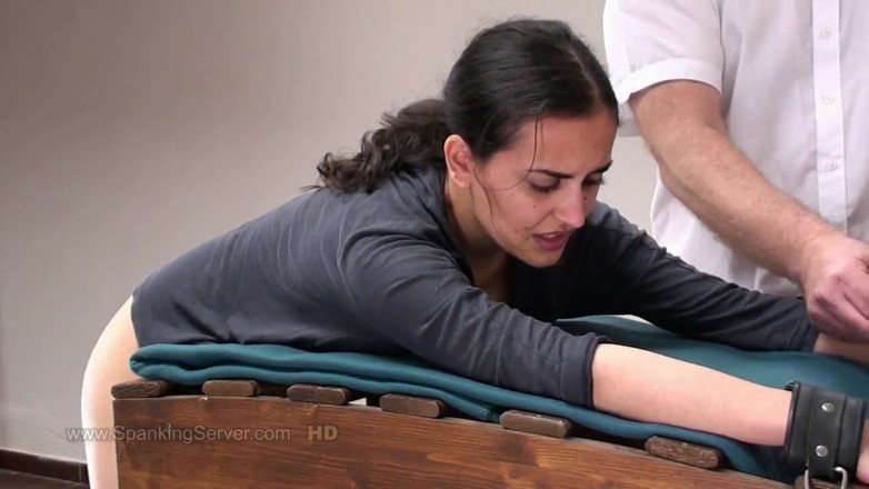 Spanking Server: Yasmeena bičována ve vězení