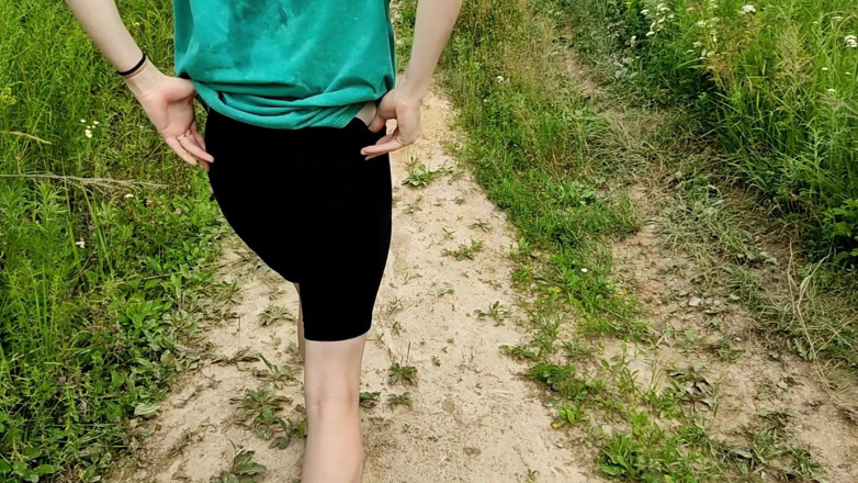 MissPopa: Stáhla si šortky a ukázala zadek