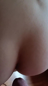 Servitoarea este futută bine și are parte de spermă pe fundul ei