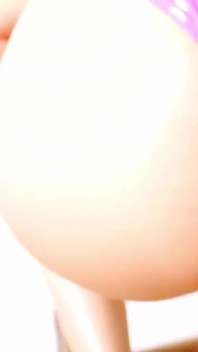 POV에서 딜도를 가지고 노는 허벅지 반바지의 핫한 라틴계 여자