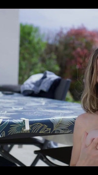 Une MILF sexy invite un livreur à la baiser dans le jardin