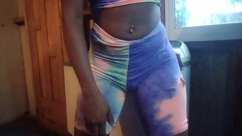 Super sexy ebony cuties: 抚摸我的阴户，摇晃我的屁股在我的冰箱里啪