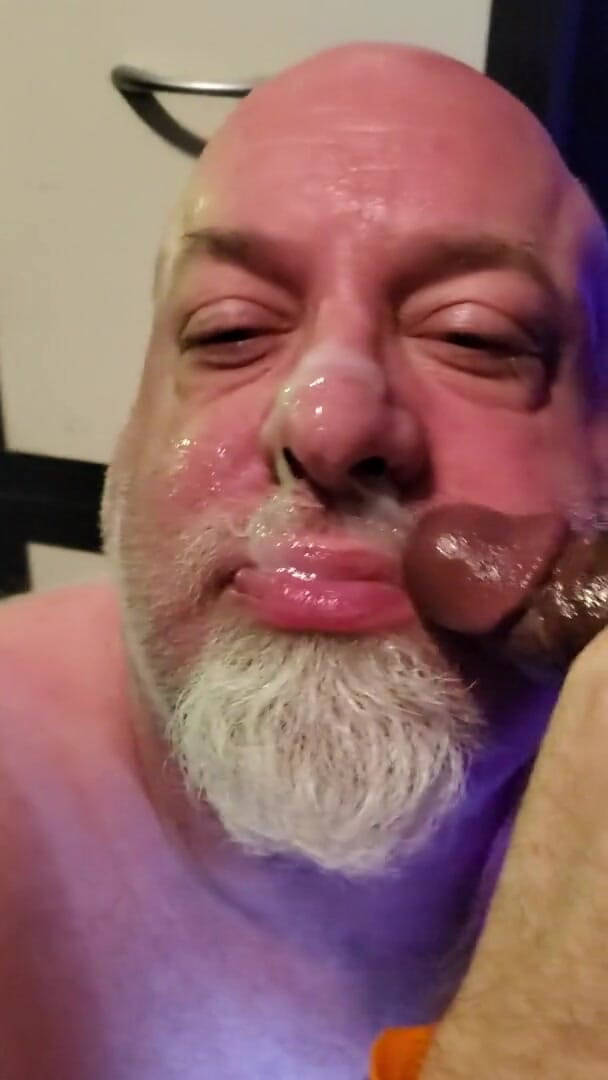 beardaddychub: 사무실에서 얼굴을 젖히는 곰
