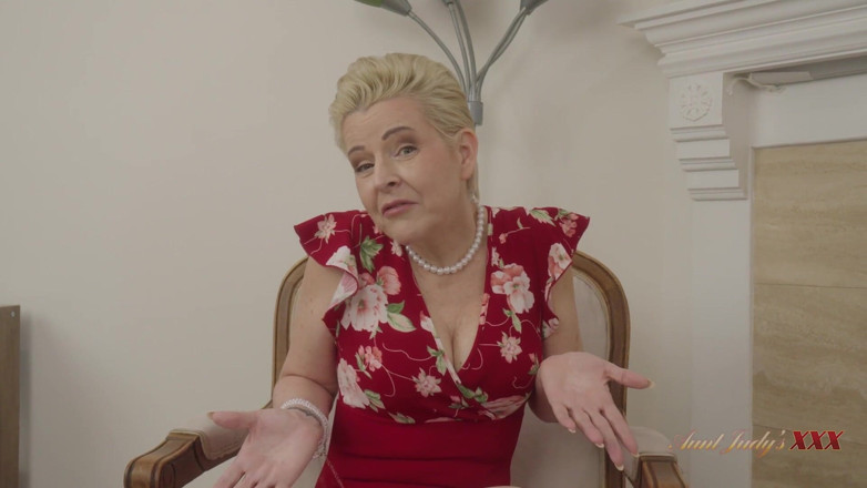 Aunt Judy's XXX: Auntjudysxxx - azgın olgun üvey annen Bobbi Shay yatmadan önce oynamak istiyor
