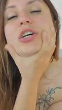 Deepthroat dengan dildo besar