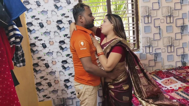 Sona bhabhi: Memek sempit tante seksi india dientot habis-habisan sama cowok pengantar...