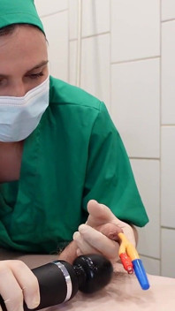 Medfet kateter oyunu, elle muamele ve vibratörle empoze orgazm