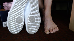 Abby Anna: Toe wiggling reebok công chúa sneakers