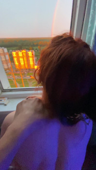 Pelangi bersinar di langit, dan saya menikmati hubungan seks dengan wanita berambut merah