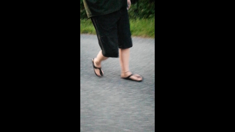 Carmen_Nylonjunge: Sabahları Birkenstocks'ta naylon ayaklarla dışarıda ve hakkında