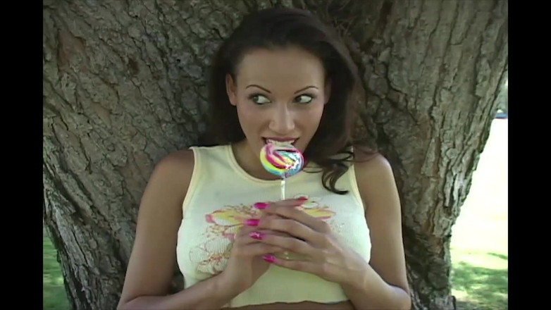 EroticPlanet XXX: लैटिना बिना पैंटी के सीढ़ियों पर उसके सामने चलती है और वह कामुक हो जाता है