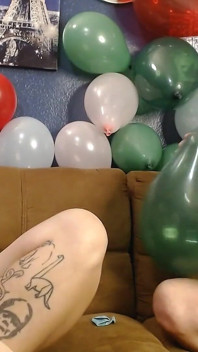 Aruncând în aer timpul de joacă cu balonul, învățând-o pe Abby Licking