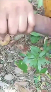 La Femme Se Fait Baiser Par Quelqu’un Qui Est Venu Nettoyer Le Jardin Pendant Que Son Mari Était Au Travail