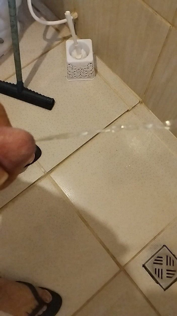 Claudio: Urine Sneezing in Slow Motion Impresses