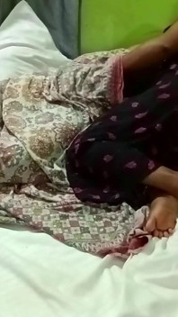 Vecina drăguță indiancă Bhabhi a venit și mi-a cerut un futai sexy