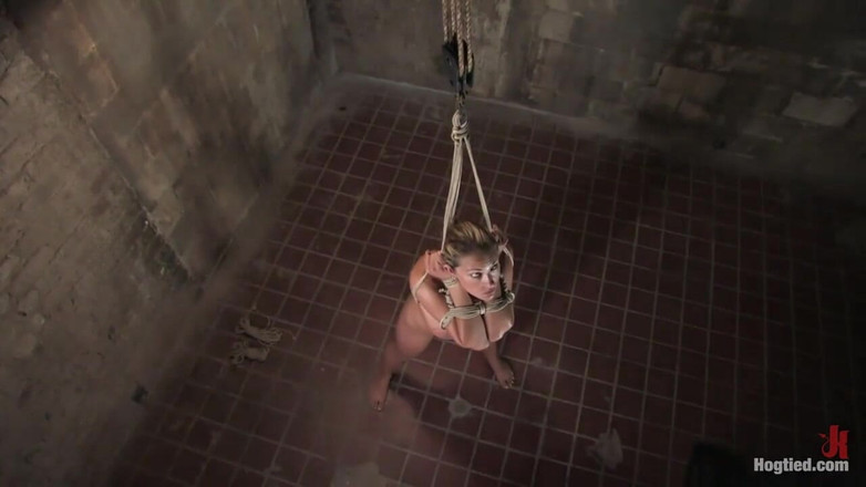 Hogtied by Kink: Добро пожаловать назад калифорнийская девушка Trina Michaels с ее красивым загорелом и огромными грудями