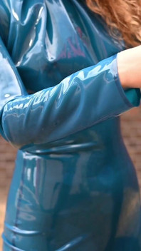 Dari Catsuit hingga Gaun Biru