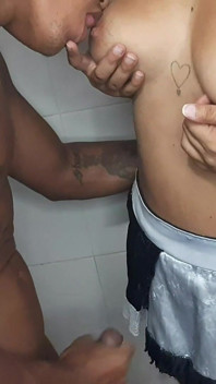 Melany me suce la bite sous la douche