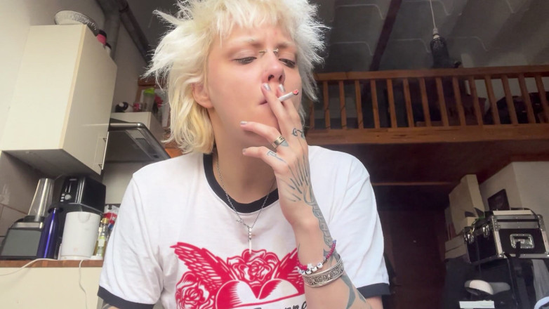 Glitterqueen1999: sigret pina aalsi kophi koee mekap nahin