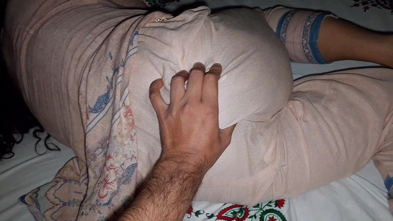 QueenbeautyQB: Il giovane figliastro è venuto nella stanza della matrigna indiana con...