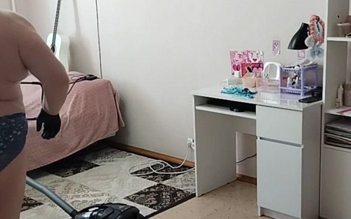 Sweet July: मैंने अपनी सास की जासूसी की और वह नग्न होकर कमरे की सफाई कैसे कर रही थी