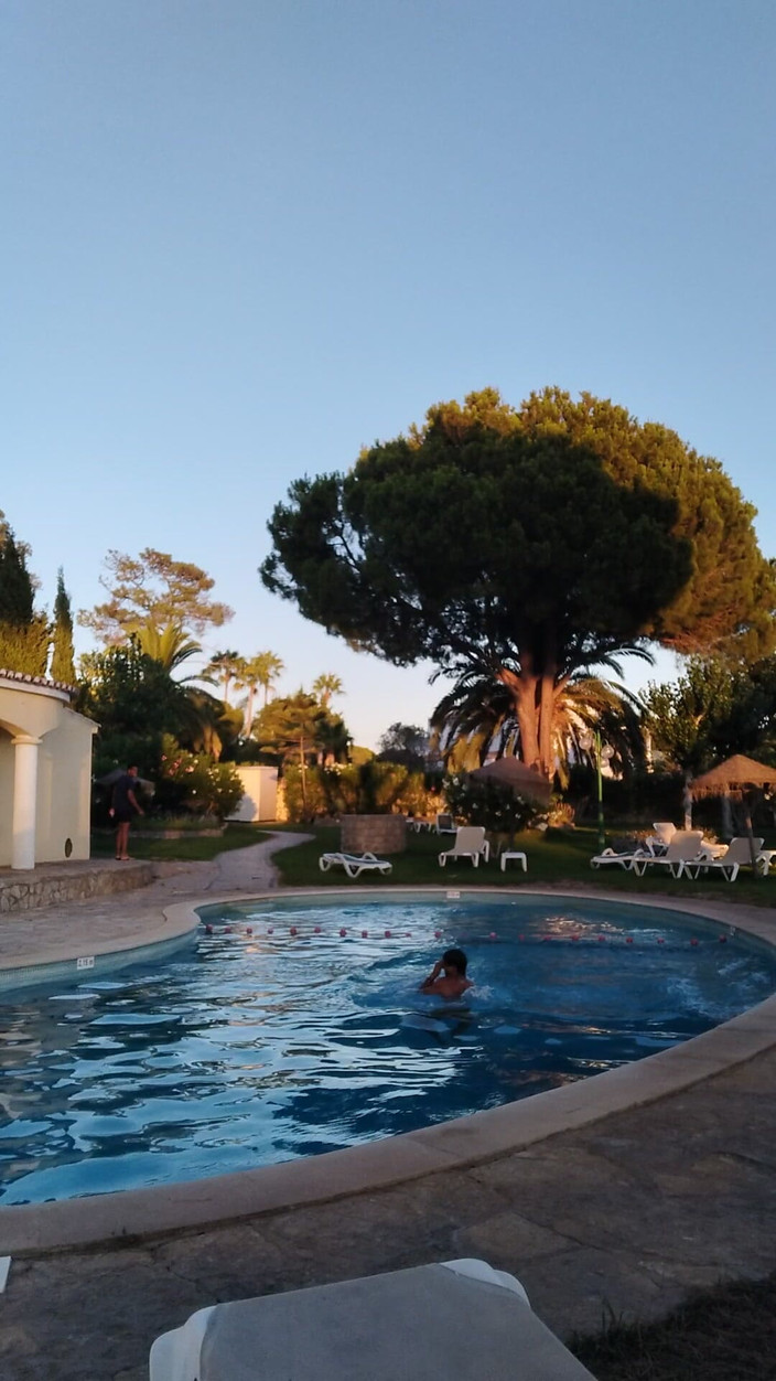 Boy top Amador: Une course autour de la piscine