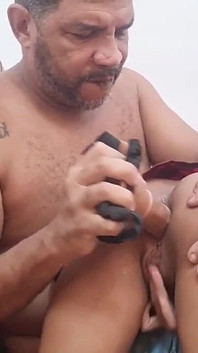 Brincando com a bunda da enteada com a buceta virgem