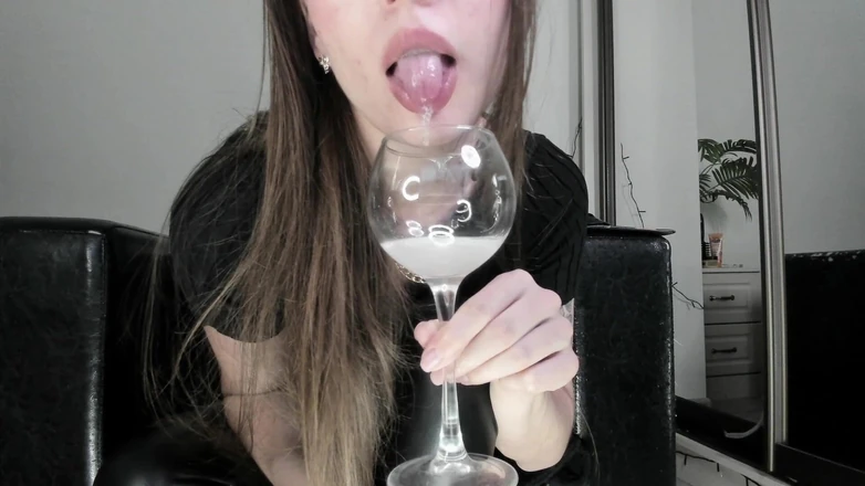 Feet lady: Ett glas med min saliv