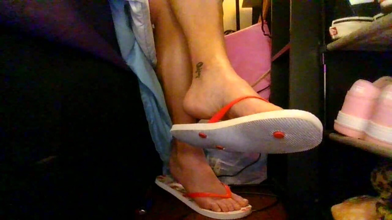 Abby Anna: Jeu de chaussures naturel, tongs au côté du lit