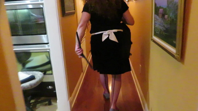 BBW nurse Vicki adventures with friends: Naughty maid Brittney forgot her lipstick in car is made...