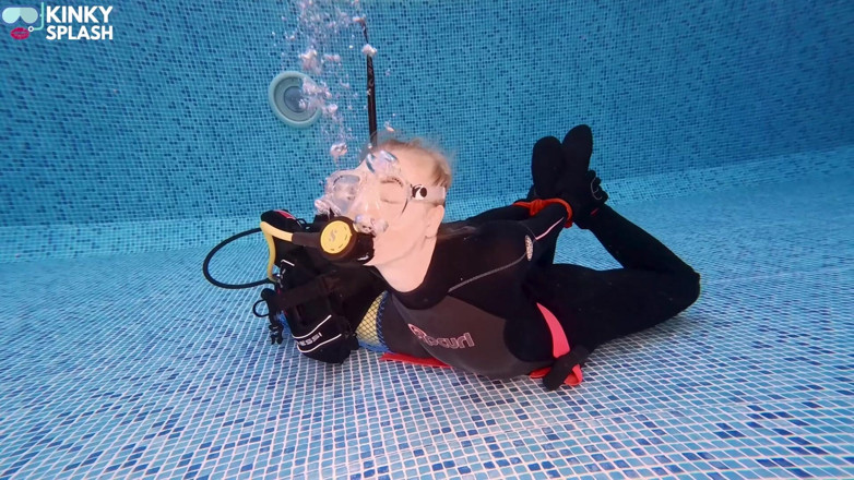 UKCuteGirl Lucy Lauren: Hogtied &amp; Breathless: Subacvatice Scuba Tachinare