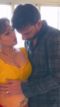 Indian Desi Bhabhi Savita uprawia seks ze swoim szefem w swoim domu