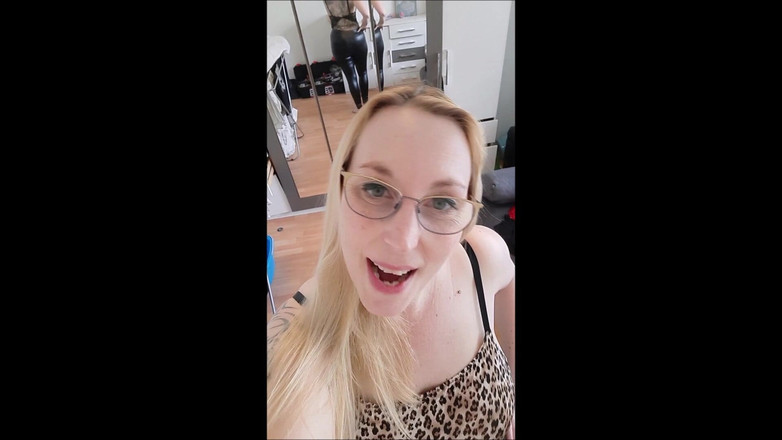 Sally Secret: Je bent alleen goed voor het likken van je voeten! (sph)