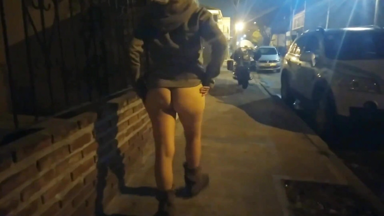Activecouplearg: Une fille s'exhibe à poil dans la rue en se faisant...