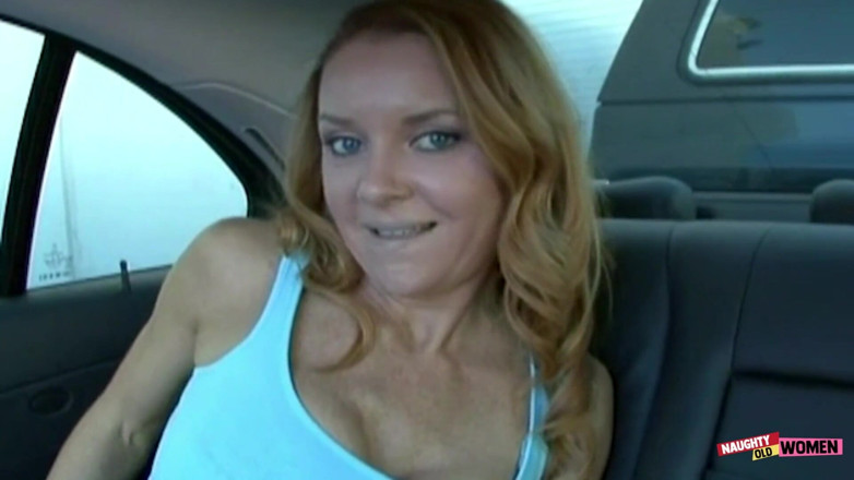 Naughty old women: Zaoranie samochodu w miejscach publicznych wypełnia cycatą mamuśkę szczęściem i...